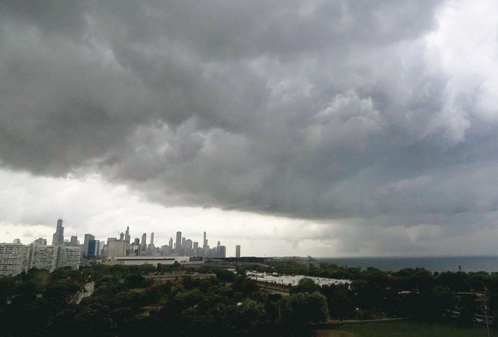 Cancelan vuelos, tornado llega a Chicago
