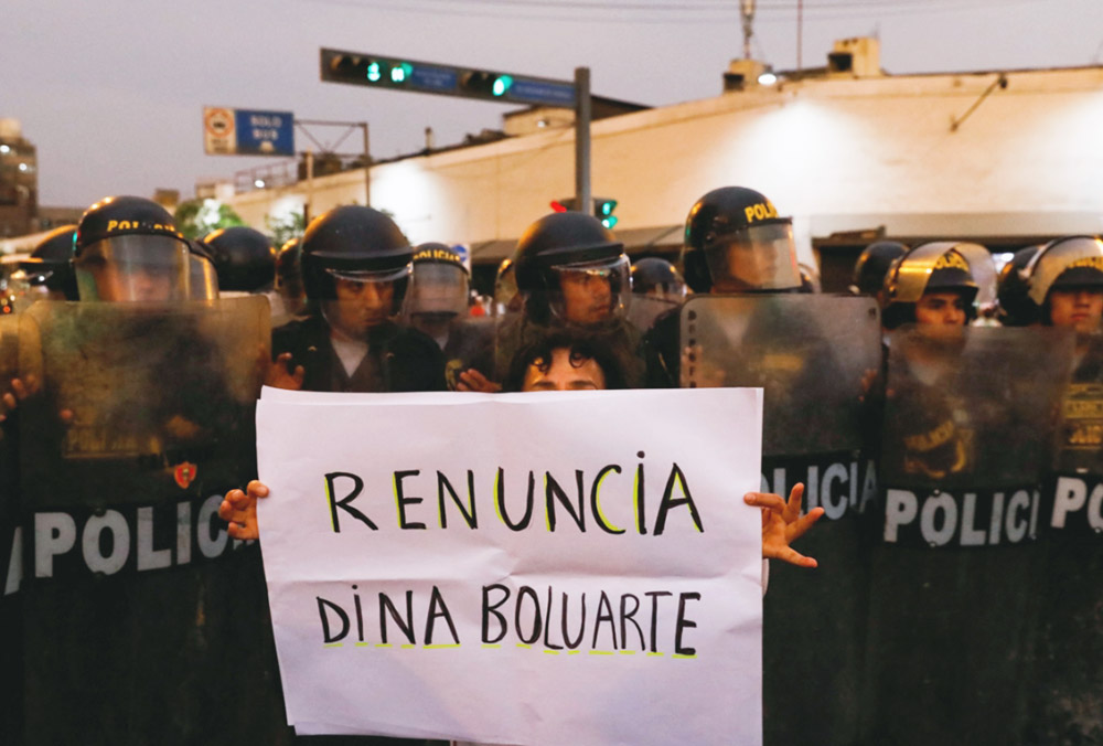 Policía de Perú desplegó 24 mil agentes, exigen renuncia de Boluarte
