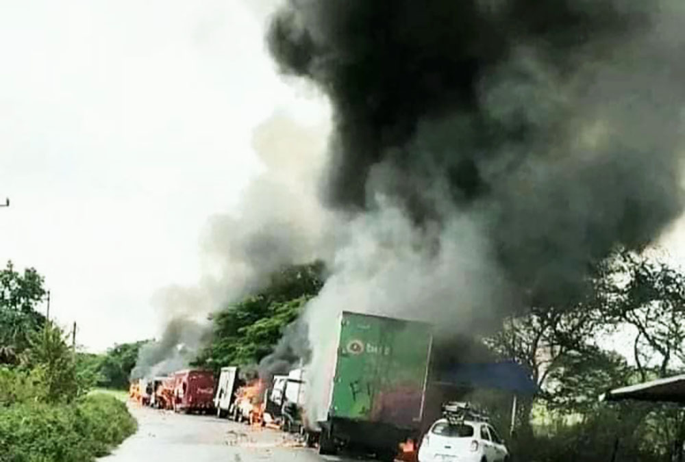 Presuntos integrantes del FNLS queman autos en Veracruz