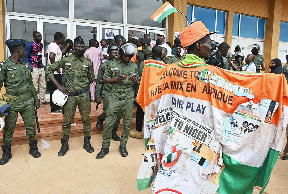 Autorizan operación militar en Níger, amenazan con matar al presidente secuestrado