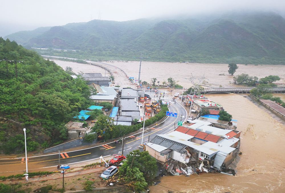 Intensifican labores de rescate después de las inundaciones en Beijing