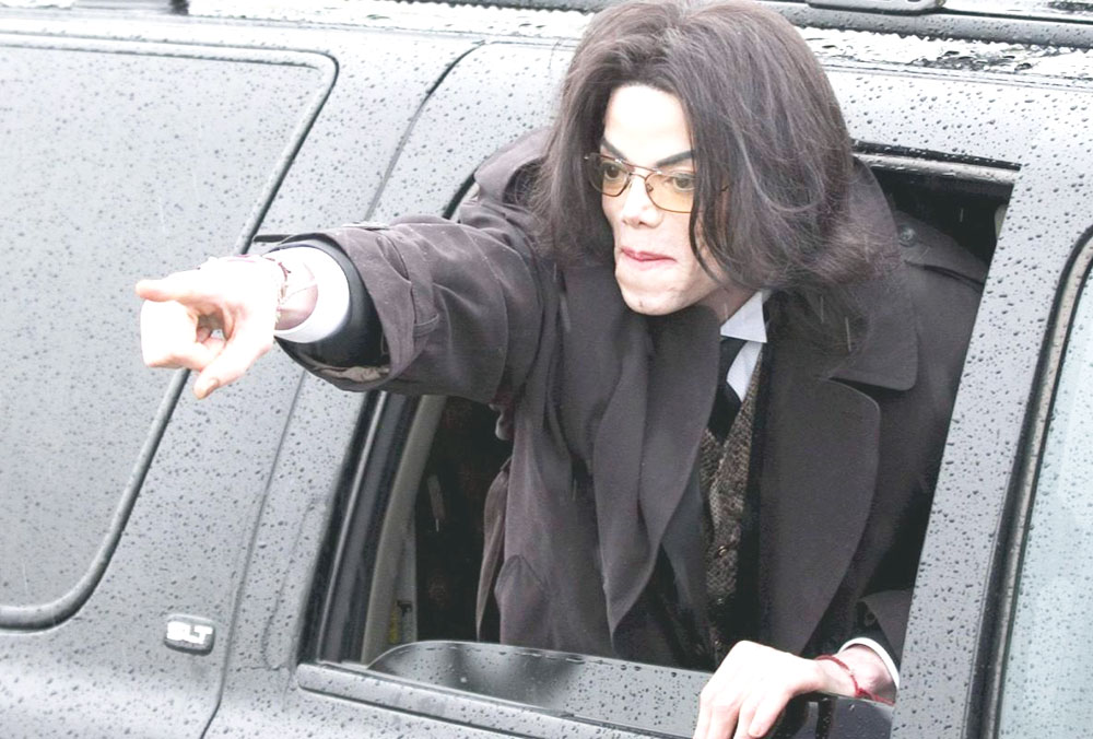 Reabren casos de abuso contra dos empresas de Michael Jackson