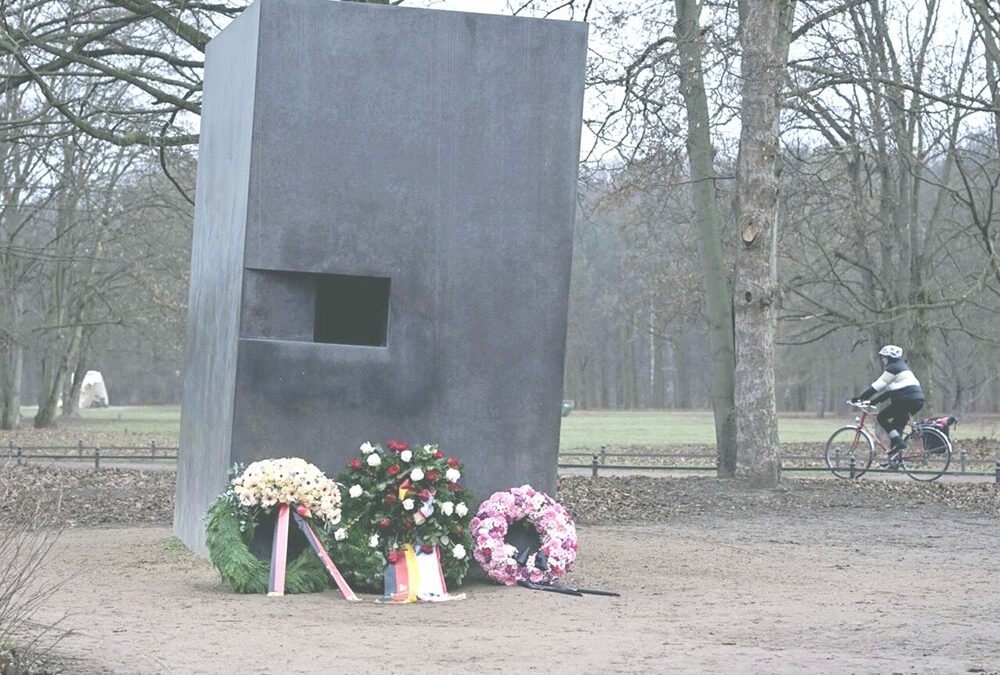 Perseguidos por el nazismo en Berlín vandalizan monumento
