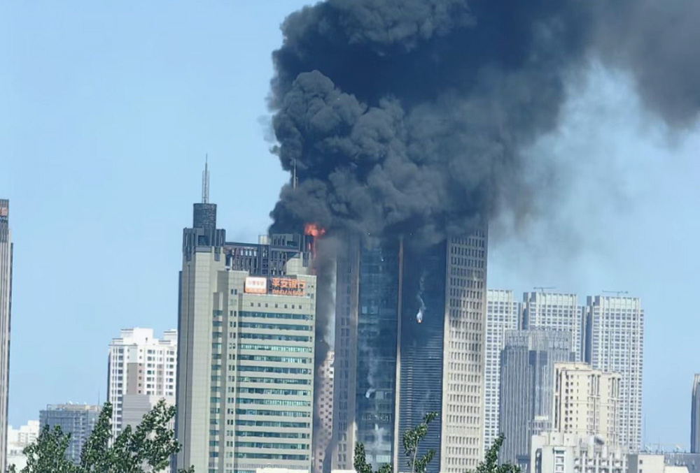 Incendio consume edificio en China