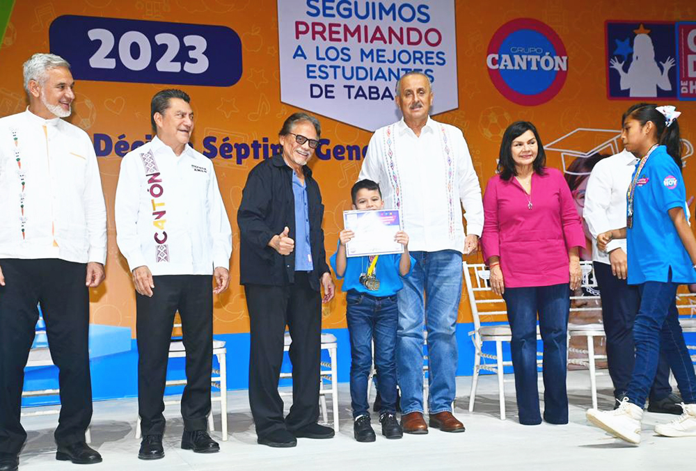 Educación, camino del progreso, reitera Merino Campos al entregar reconocimientos