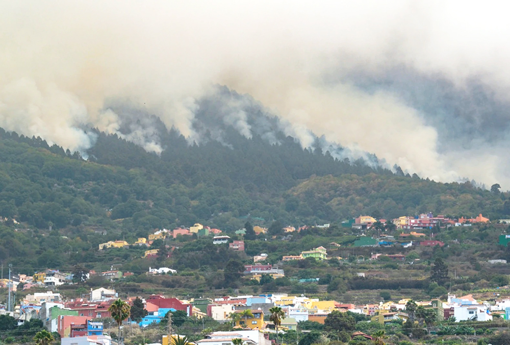 Alarma por incendios. Evacúan las Islas Canarias
