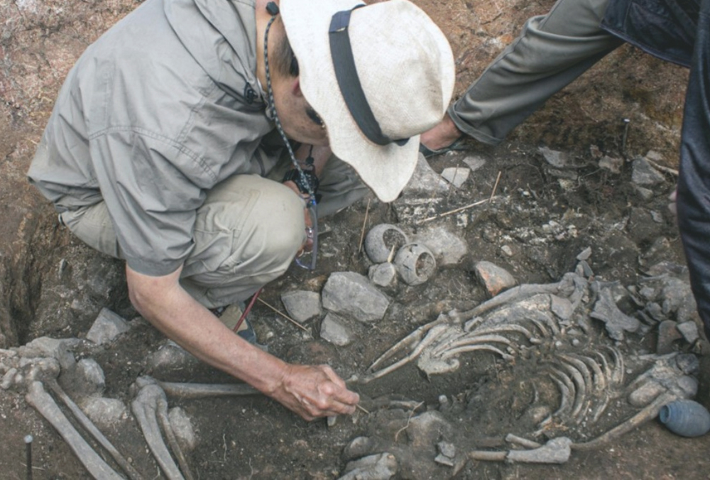 Hallan tumba de sacerdote de hace tres mil años en Perú