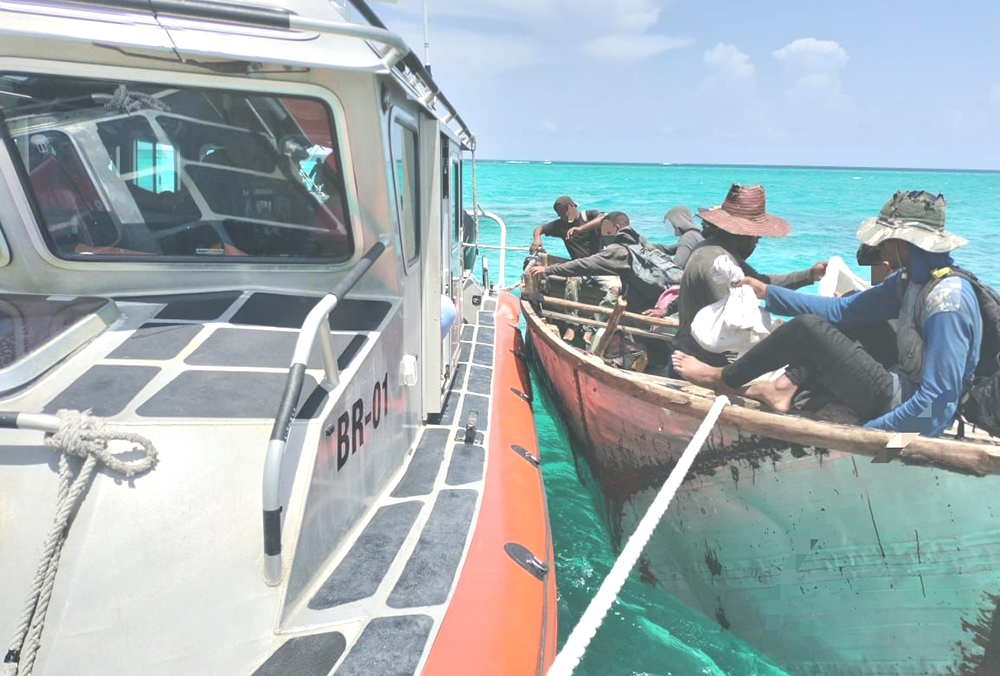 Rescate en costas de Cancún de 12 balseros cubanos
