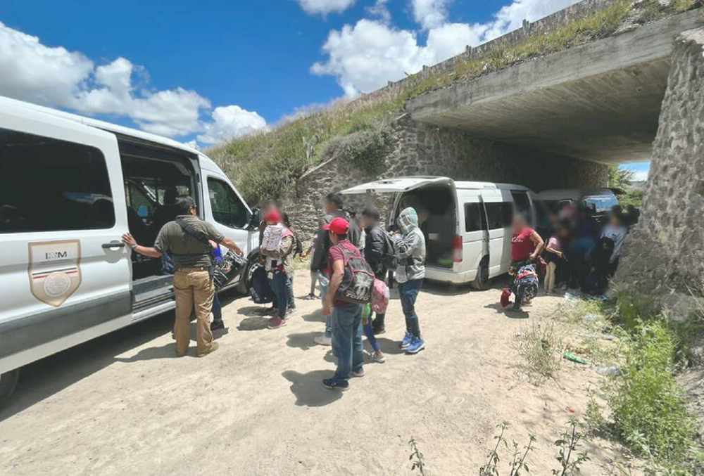 INM detiene caravana de camionetas, hallan a 125 migrantes