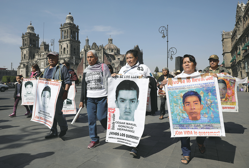 Niegan amparo a madre de normalista desaparecido de Ayotzinapa