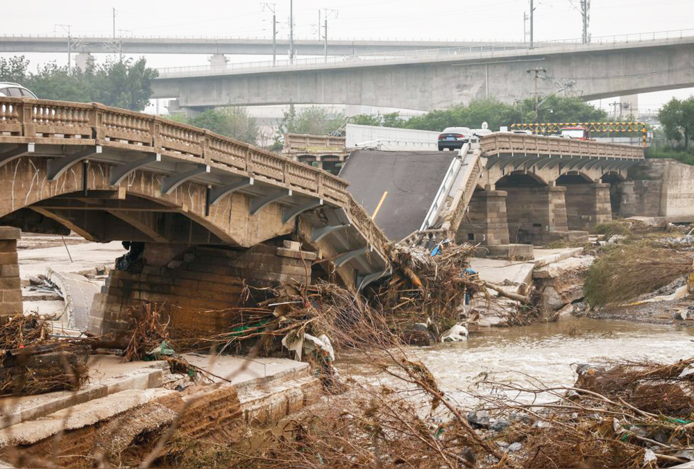 Puente colapsa en China, automovilistas caen a río