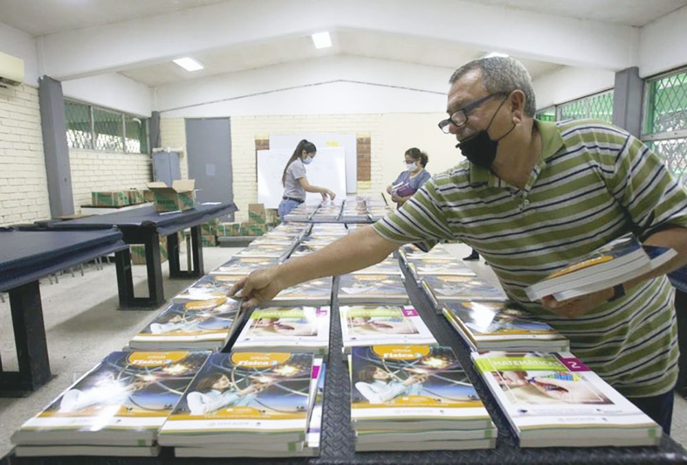 AMLO se lanza vs gobernadores por negarse a repartir libros de la SEP