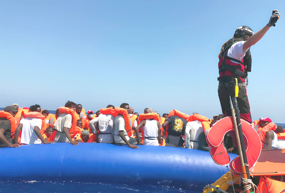 Grecia rescata migrantes en el mar Egeo