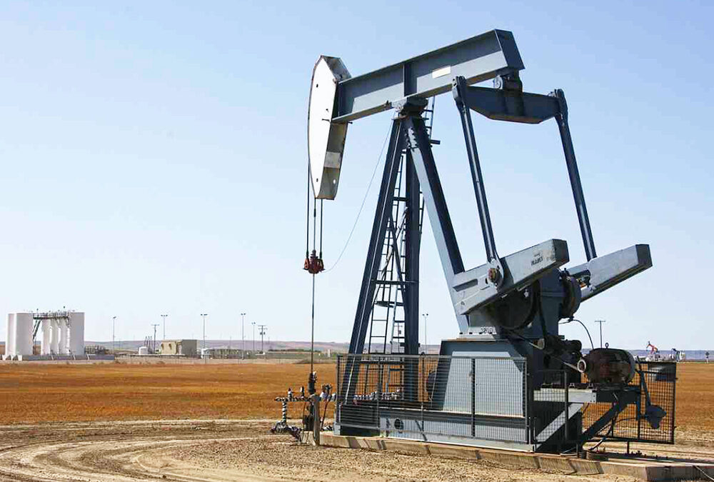 Caen precios del petróleo, pese a fuerte disminución de reservas en EEUU