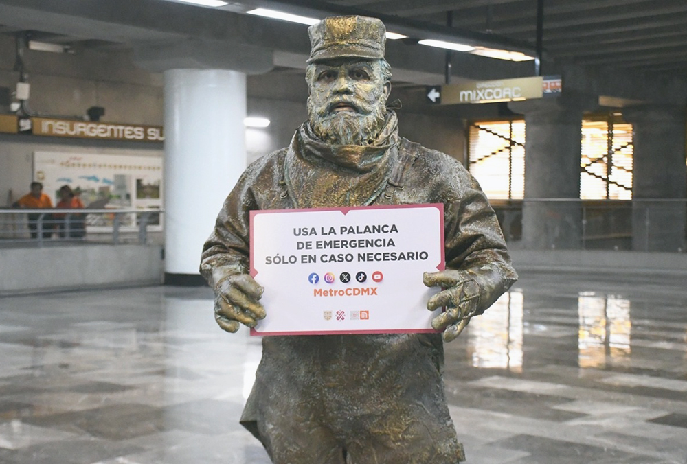 Metro crea estatua viviente para difundir recomendaciones en Líneas