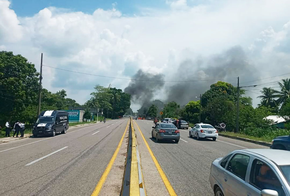 Balacera y bloqueo. Autos incendiados en la Cárdenas-Huimanguillo