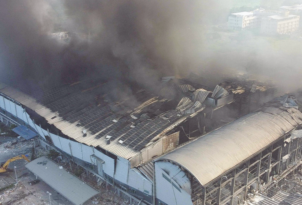Arde fábrica de pelotas, deja 9 muertes y 100 heridos en Taiwán