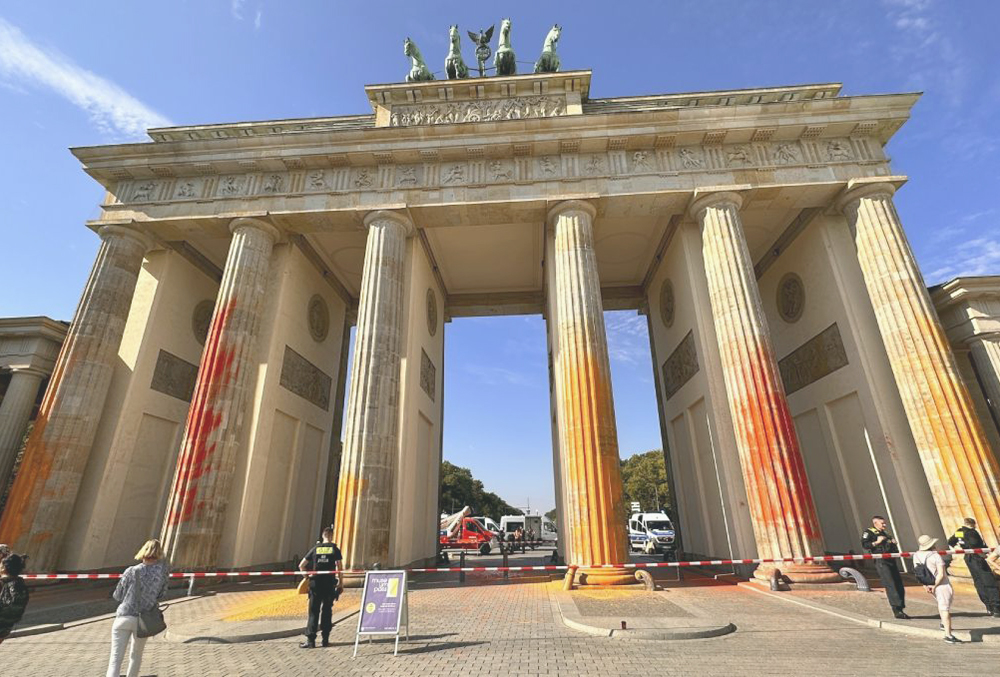 Protesta ambiental, atacan con pintura la Puerta de Brandeburgo