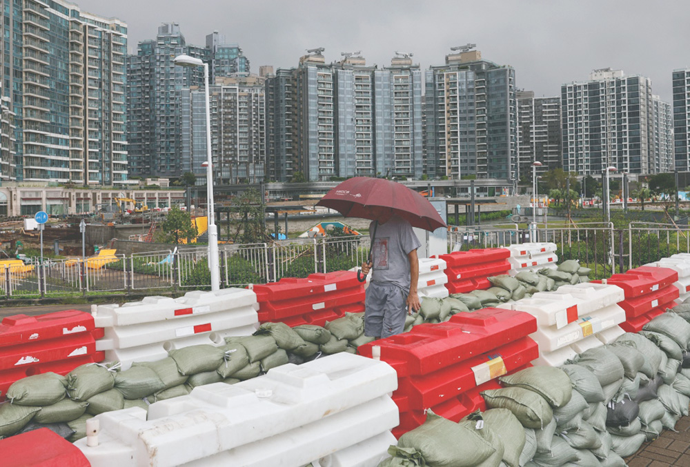 Inundaciones en Hong Kong cortan circulación y servicio de trenes