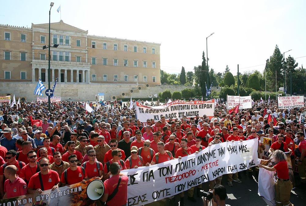Grecia aprueba polémica reformal laboral