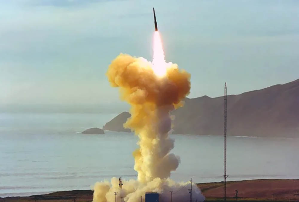 EEUU lanza un misil sobre el océano Pacífico