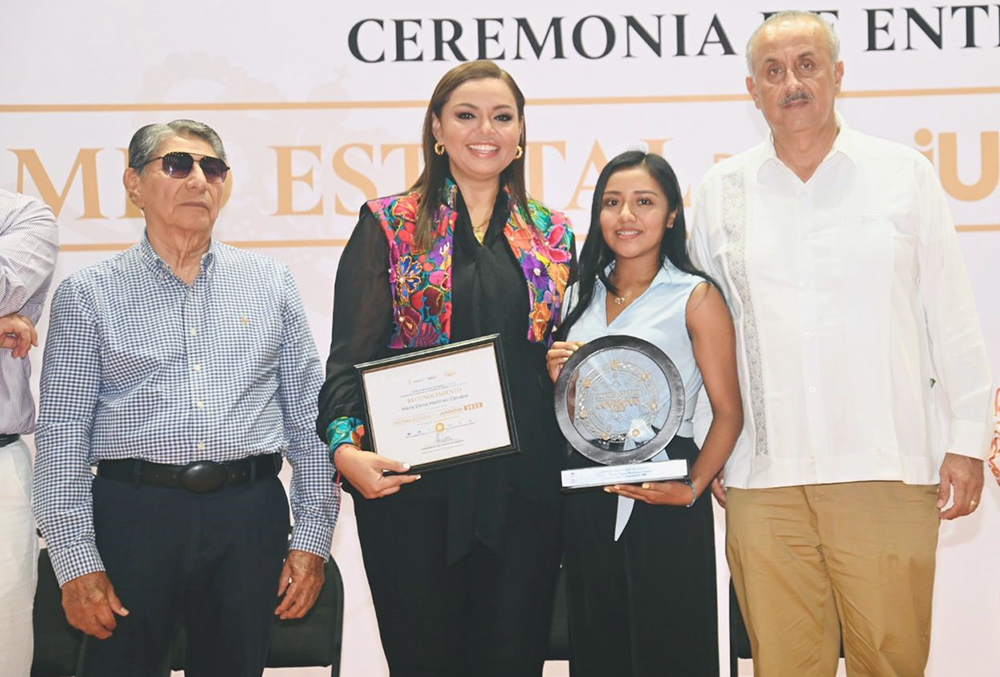 Todo nuestro apoyo a los jóvenes, refrenda Merino Campos al entrega el Premio Estatal de la Juventud