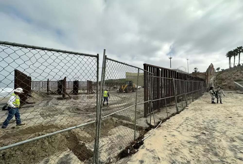 Migrantes burlan vigilancia. Abren a la fuerza puerta 36 del muro en Ciudad Juárez