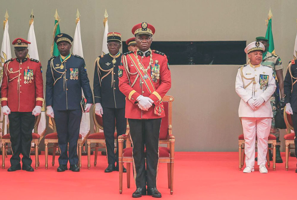 Líder golpista de Gabón jura como presidente