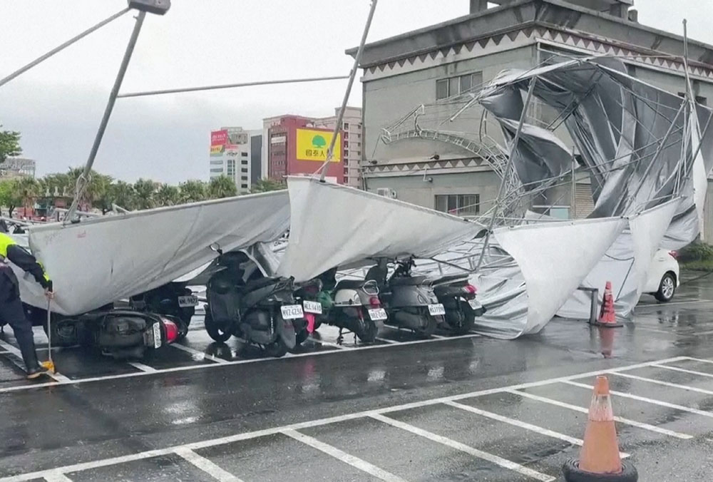 Tifón toca tierra en Taiwán, hay miles de evacuados