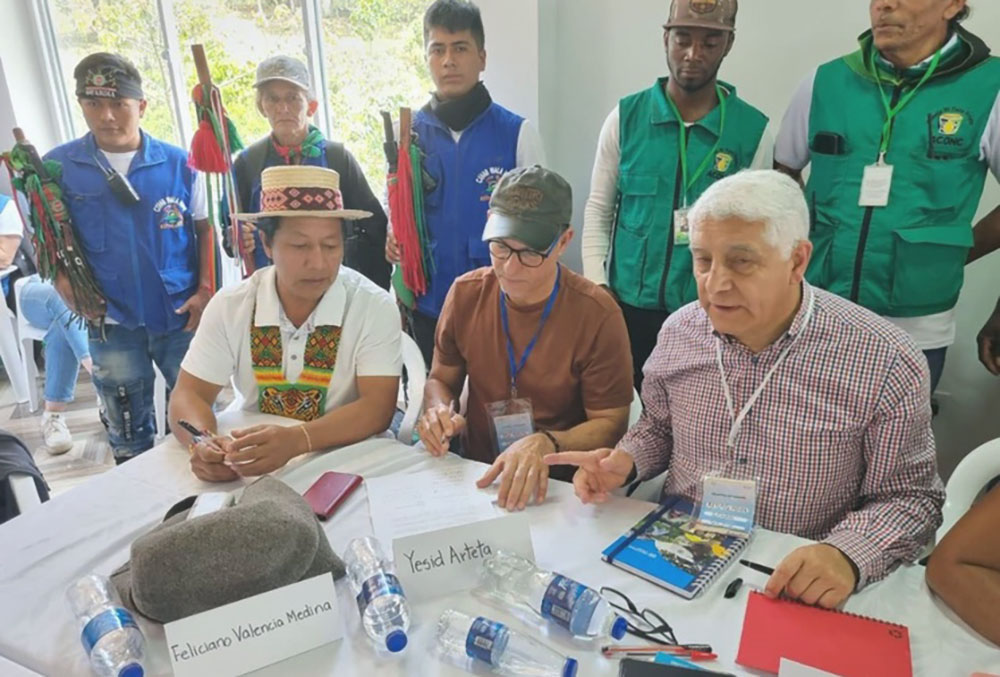 Gobierno y disidentes de FARC pactan abrir diálogo en Colombia