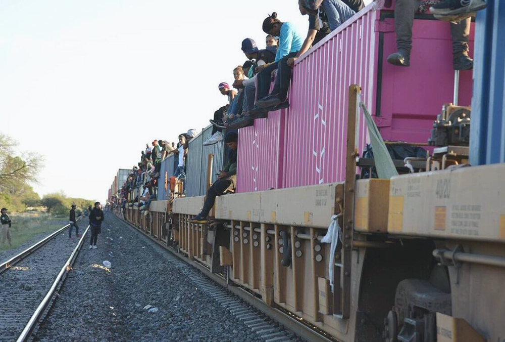 Detienen tren para tratar de bajar a migrantes