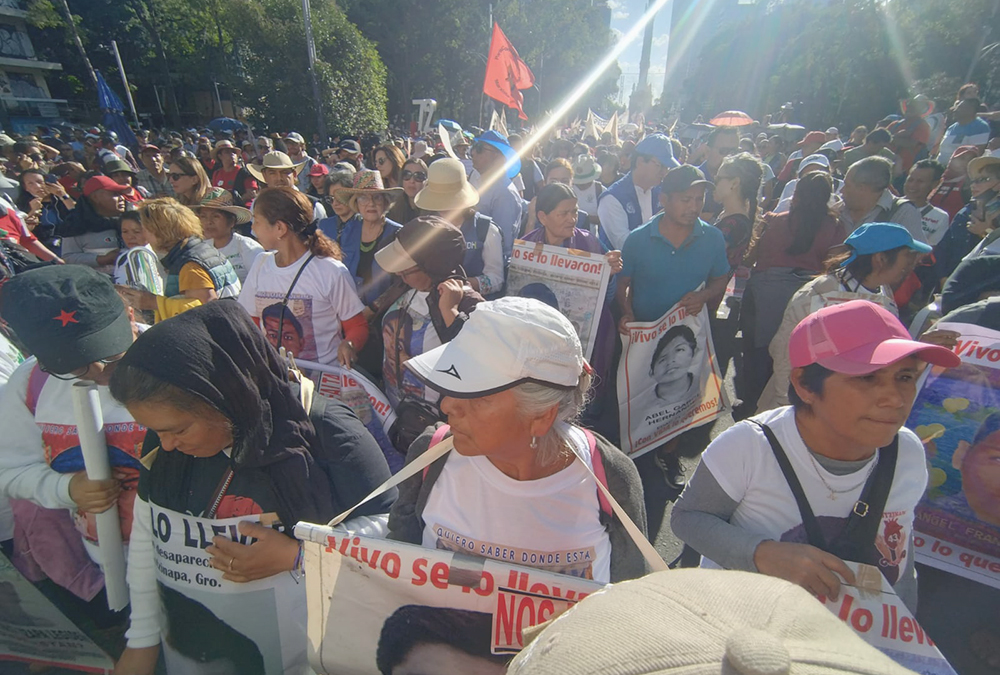 Nos faltan 43. Marchan a 9 años de Ayotzinapa