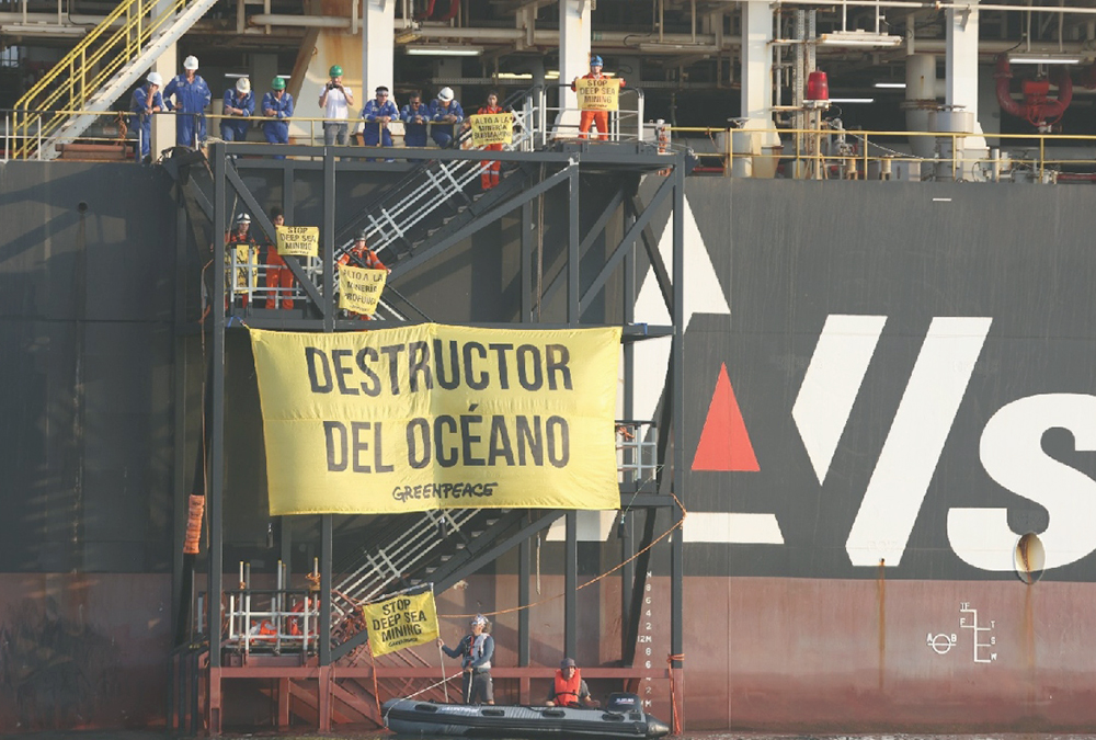 Greenpeace México protestan contra buque minero