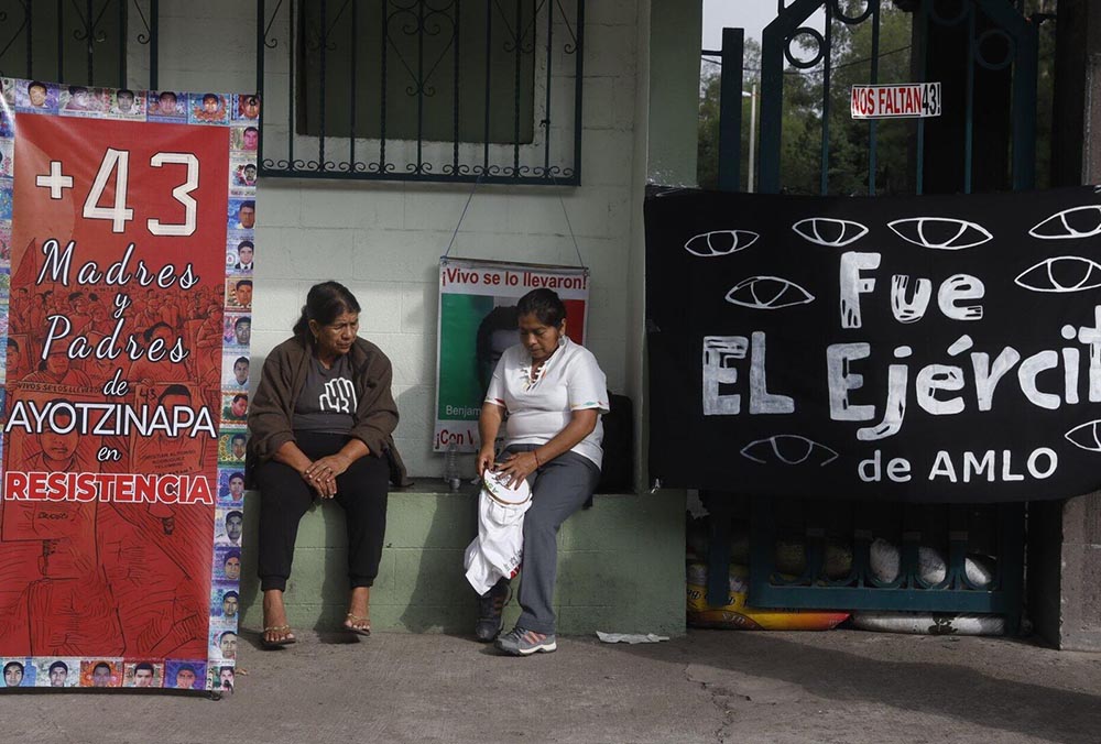 Seguimos en pie: Familiares de los 43 normalistas de Ayotzinapa