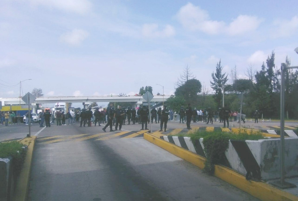 Desalojan a maestros, hay seis heridos en Michoacán