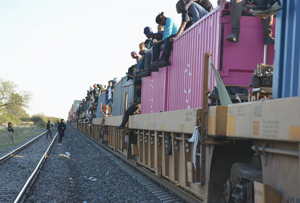 Caravana de 300 migrantes se va de Tapachula