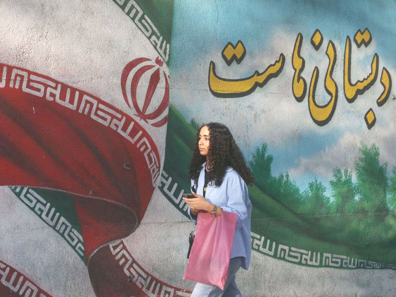 Irán prohíbe que los niños aprendan idiomas extranjeros; el inglés y el árabe, en la lista