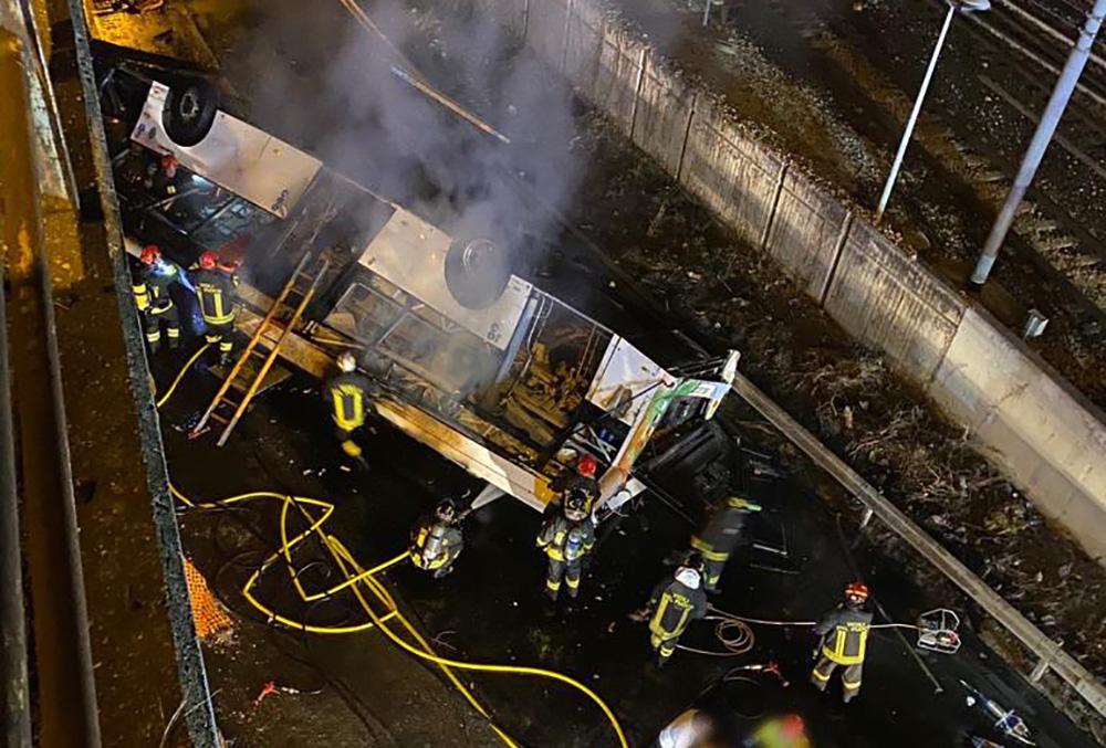 ¡Tragedia en Italia! Autobús cae desde un puente elevado