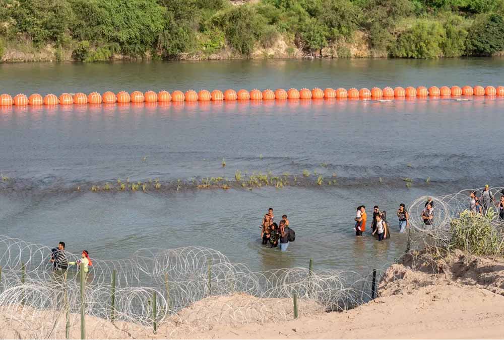 Texas pide mantener barrera flotante en el río Bravo