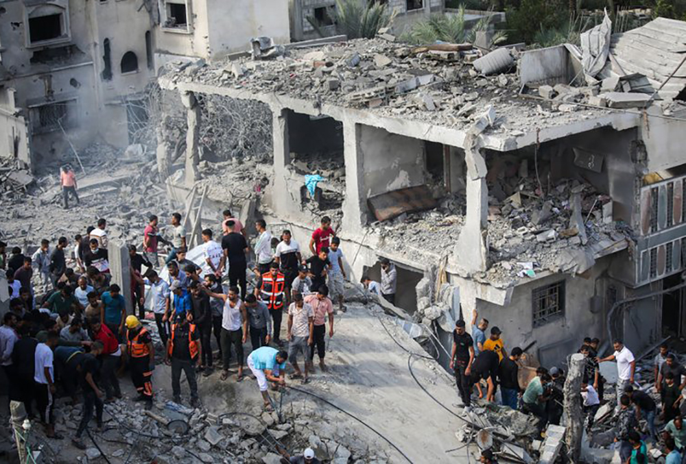 Van más de cinco mil muertos por bombardeos de Israel sobre Gaza