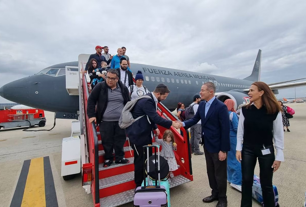 Llegan a Madrid. Primeros mexicanos son evacuados de Israel