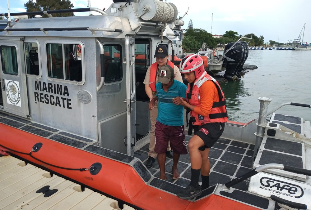 Rescatan a pescador, naufragó en Costa Esmeralda de Yucatán