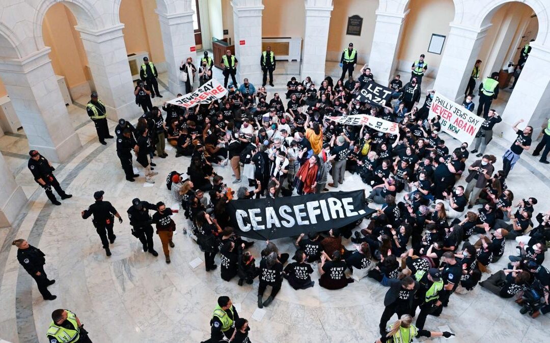 Protesta ilegal frente al Capitolio, arrestan a más de 300 personas