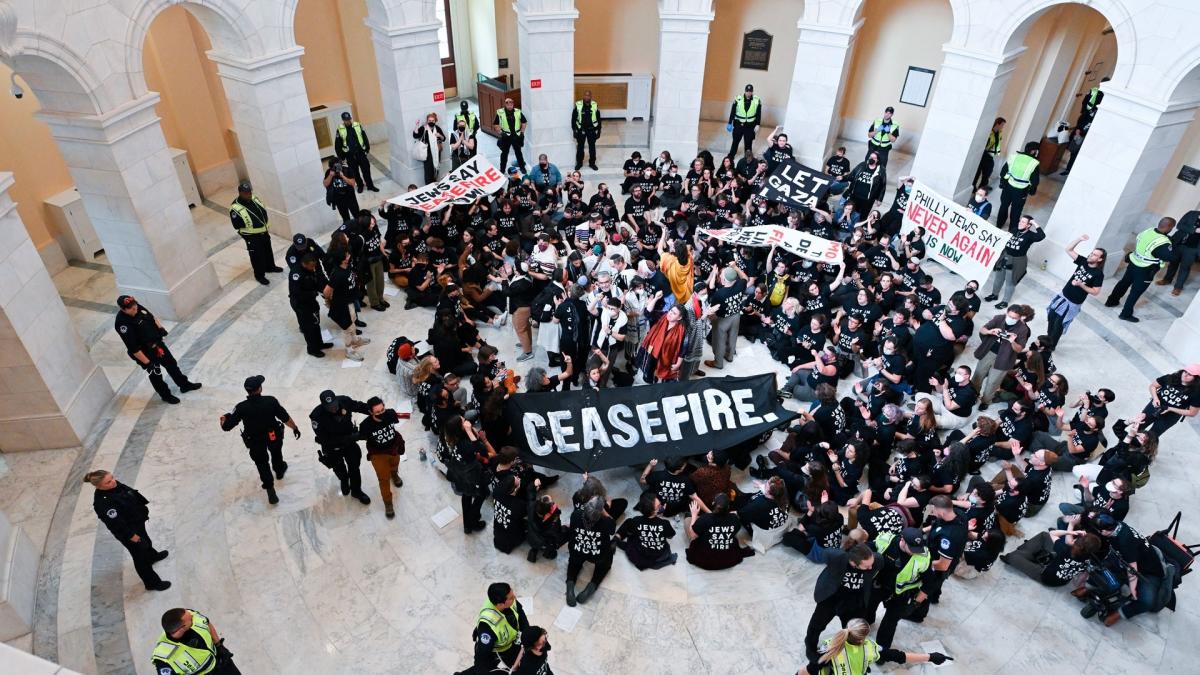 Protesta ilegal frente al Capitolio, arrestan a más de 300 personas