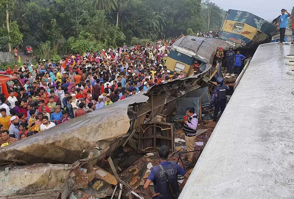 ¡Tragedia en Bangladesh! Choque de trenes deja 17 muertos