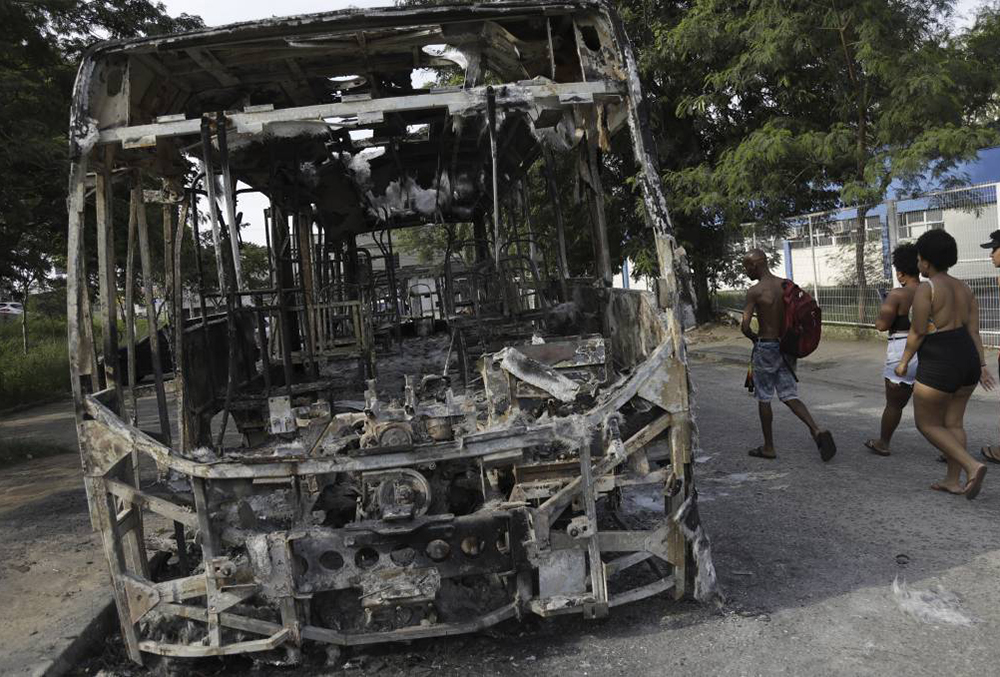 Pánico y caos tras la quema de 35 autobuses en Brasil