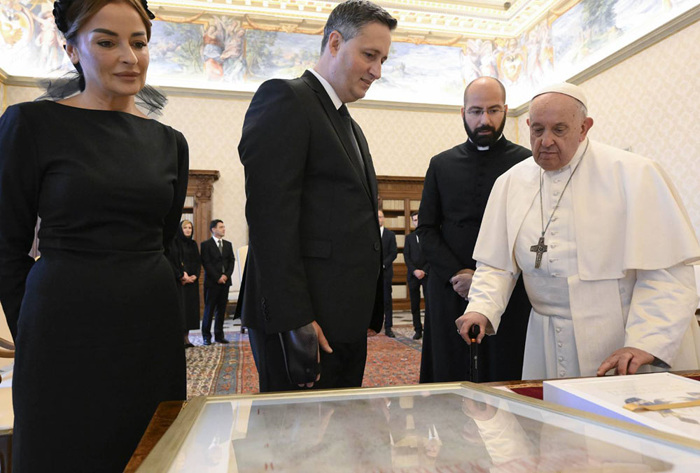 Audiencia del Vaticano entre el Papa y Denis Bećirović