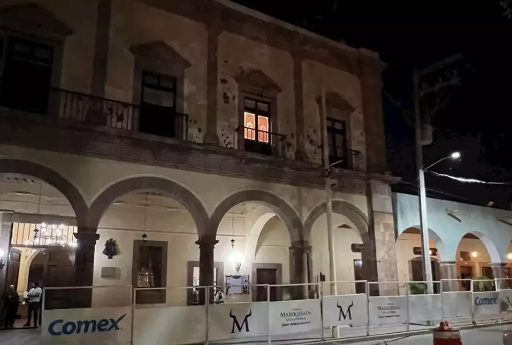 Regidor cae de segundo piso de la presidencia municipal de Salvatierra