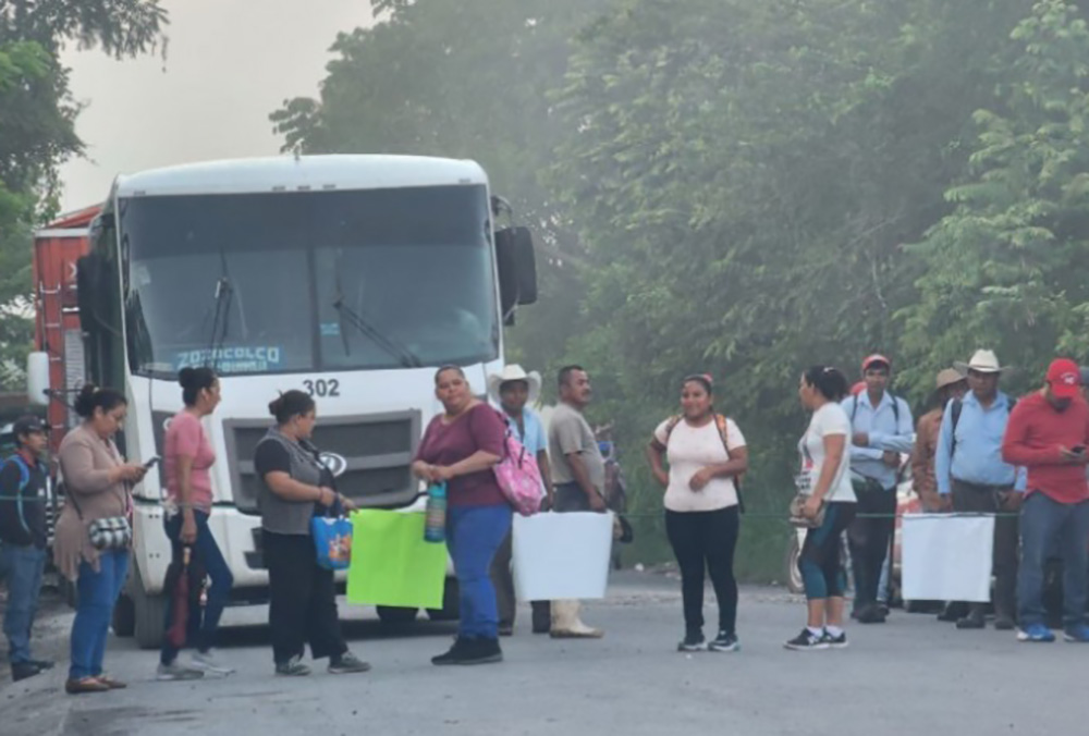 Bloquean acceso a siete municipios en la sierra norte de Veracruz