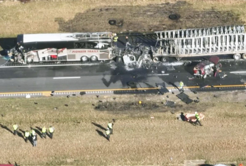 Camión choca contra bus donde viajaban alumnos en EEUU; deja 3 muertos y 18 heridos